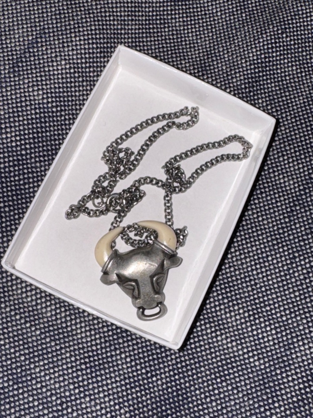 VINTAGE 1978 AVON WILD COUNTRY BULL HEAD PENDANT NECKLACE